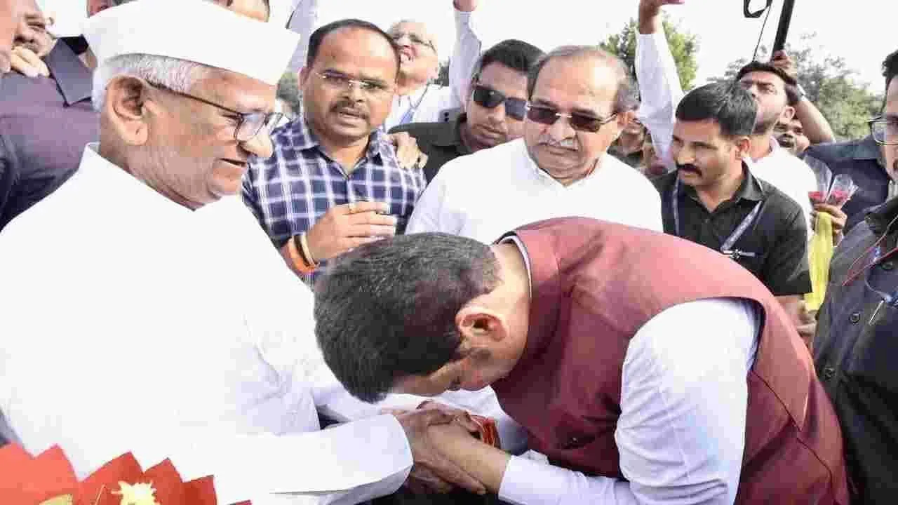 અન્ના હજારે ભૂખ હડતાળ બેસે એ પહેલા જ RTI અંગેના નવા નિયમો CM ફડણવીસે પાછા ખેંચ્યા