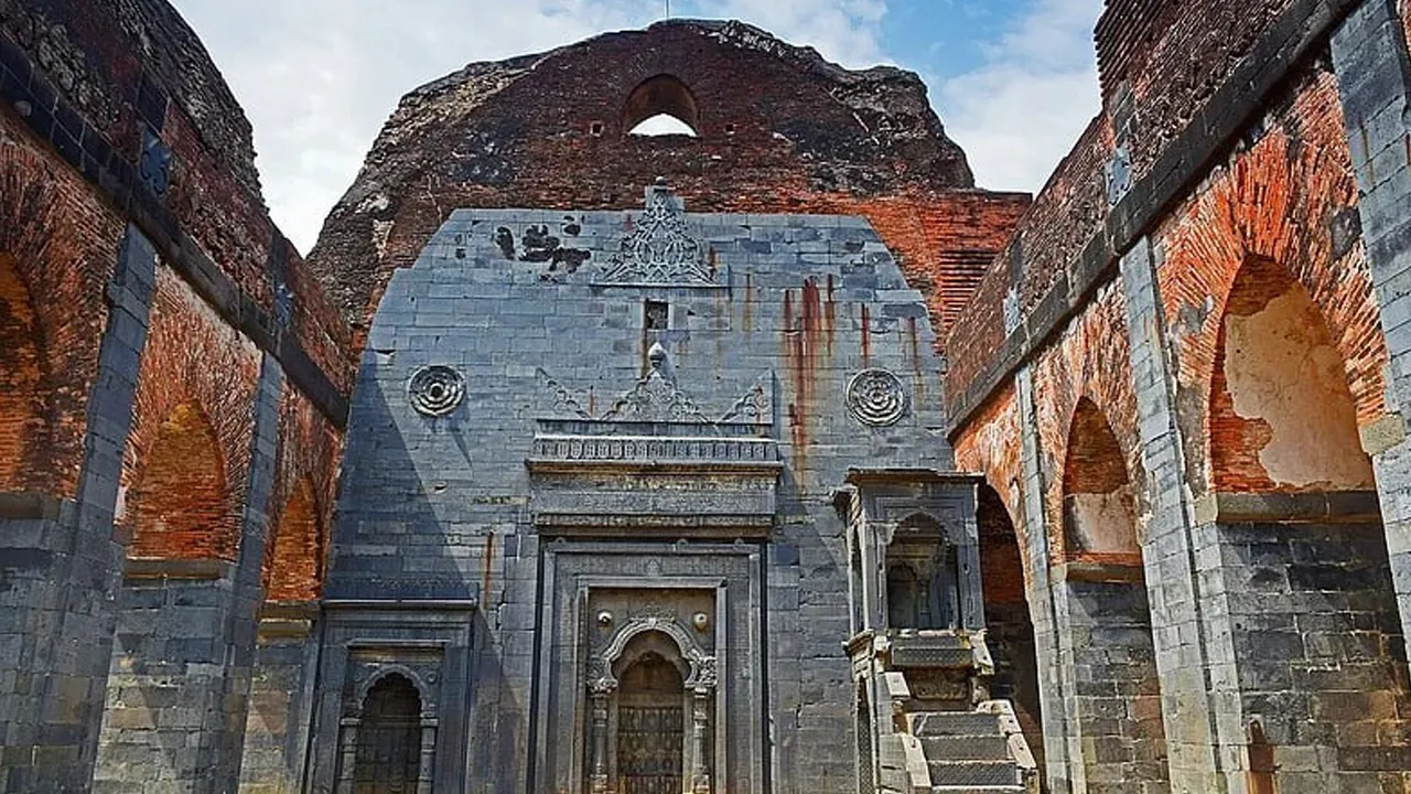Adina-Masjid1 