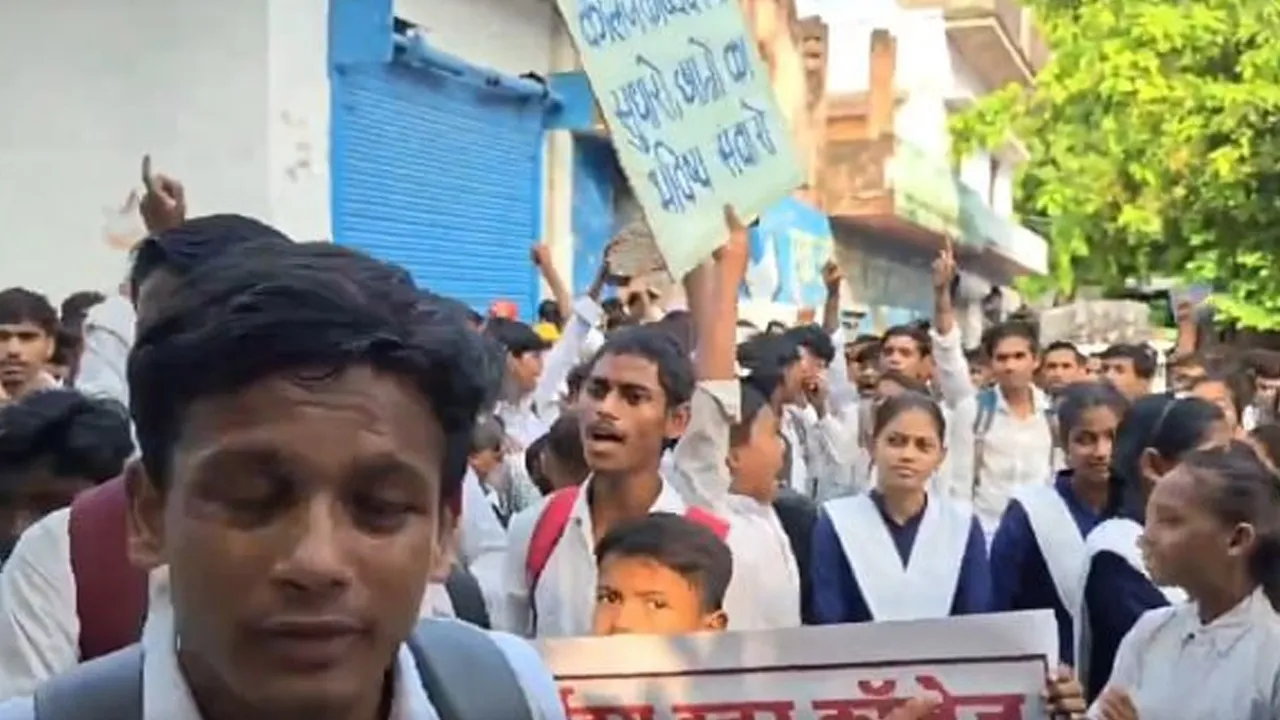 દિલ્હીમાં Gen-Z પછી, UPમાં Gen-Alpha રસ્તા પર ઉતર્યા; અધિકારીઓએ તાત્કાલિક મોટાભાગની માંગણીઓ માટે લેખિત બાંહેધરી આપી