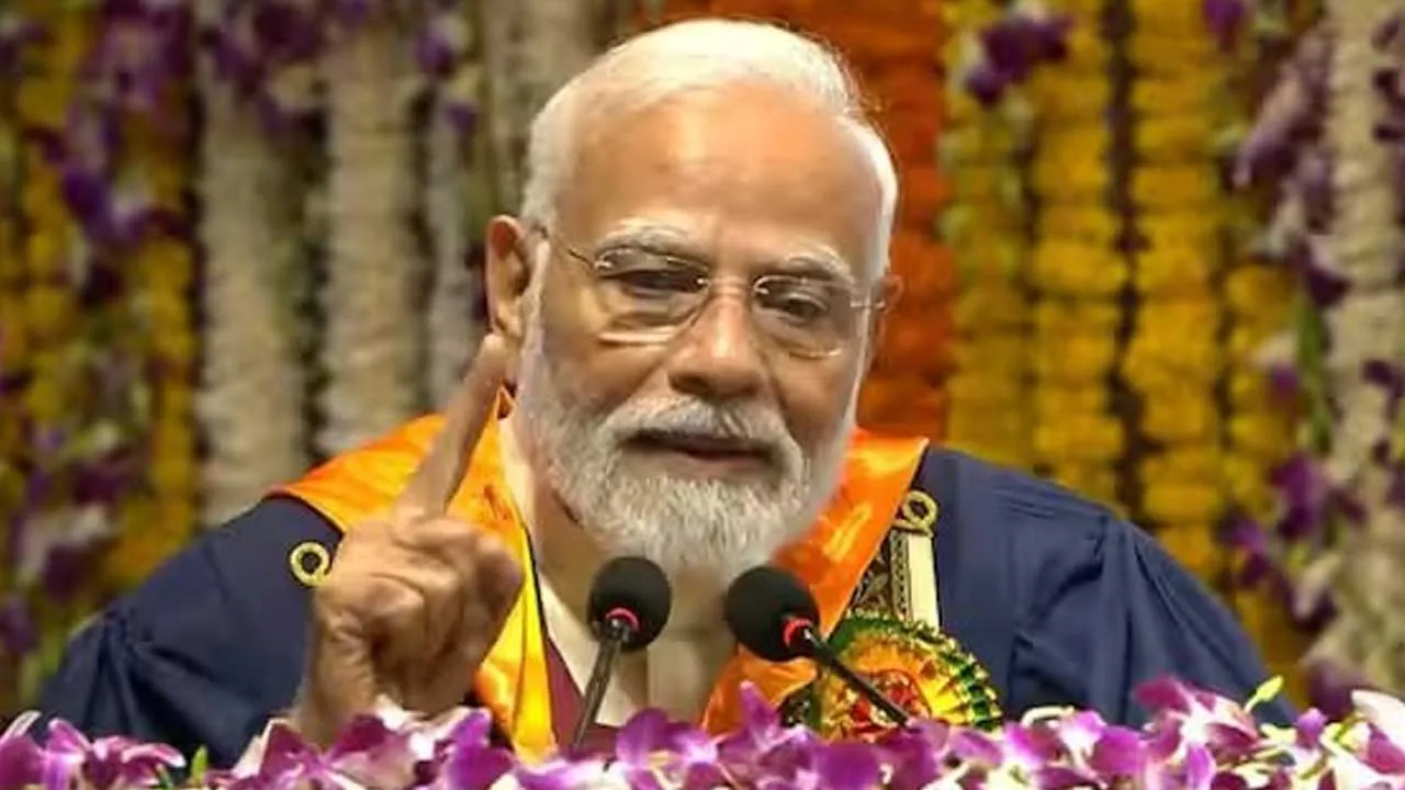 PM મોદીએ IIT દિલ્હીના વિદ્યાર્થીઓને કેમ કહ્યું, 'હું બાબા બાગેશ્વર તો નથી પણ...'