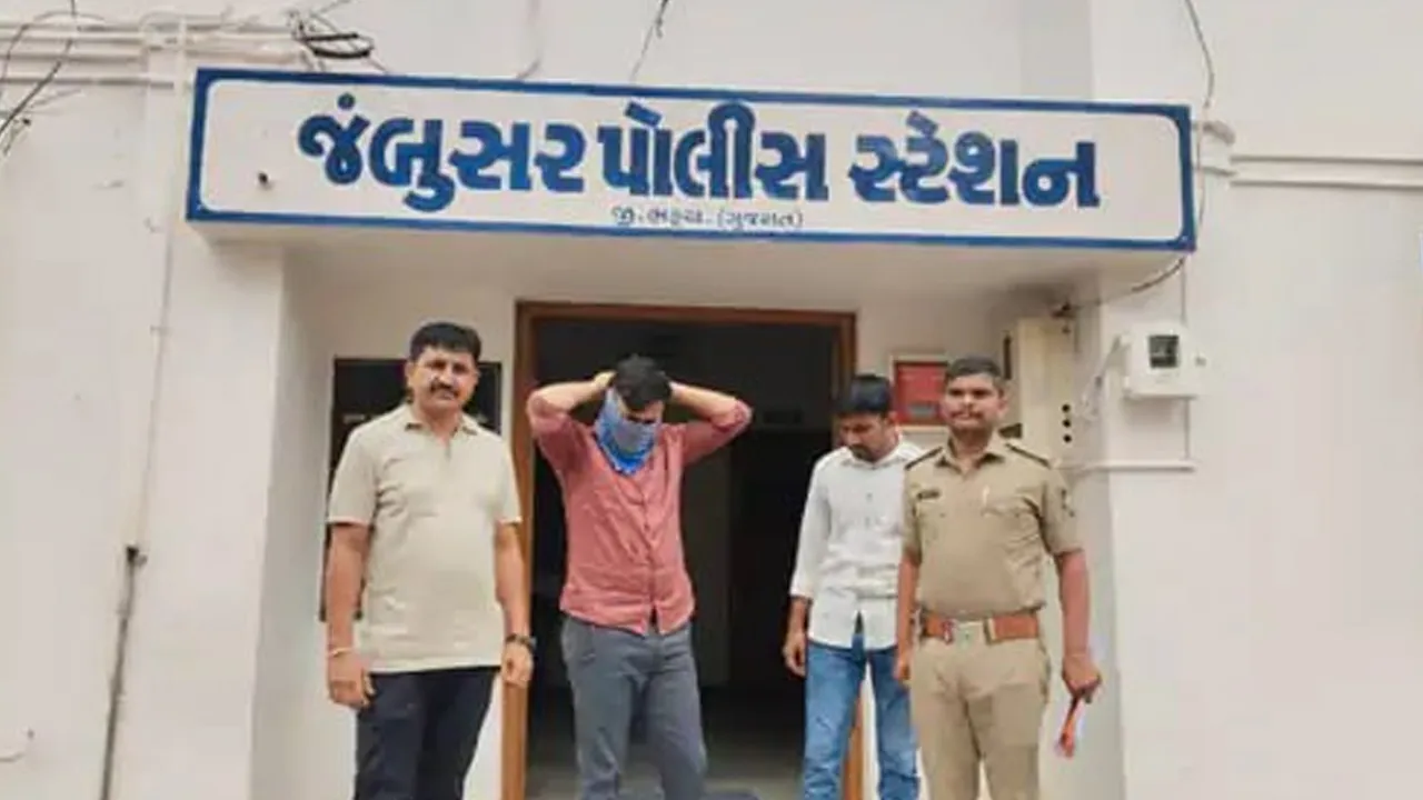 વડોદરામાં હિન્દુ ડૉક્ટર યુવતી સાથેના લગ્નનું નકલી સર્ટિફિકેટ રજૂ કર્યું, માતા બોલી-  દીકરી પાછી લાવી આપો