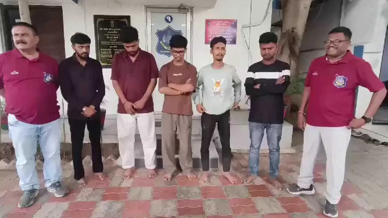 સુરતમાં એમેઝોનના પાર્સલમાંથી iPhone, સેમસંગના ફોન કાઢી ડમી ફોન મૂકી દેનારી ટોળકી ઝડપાઈ