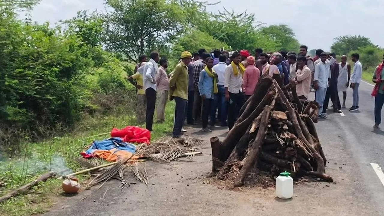 સ્મશાને જવાનો રસ્તો જ નહોતો, તો ગ્રામજનોએ રસ્તા પર ચિતા તૈયાર કરી દીધી, અધિકારીઓ દોડતા થયા