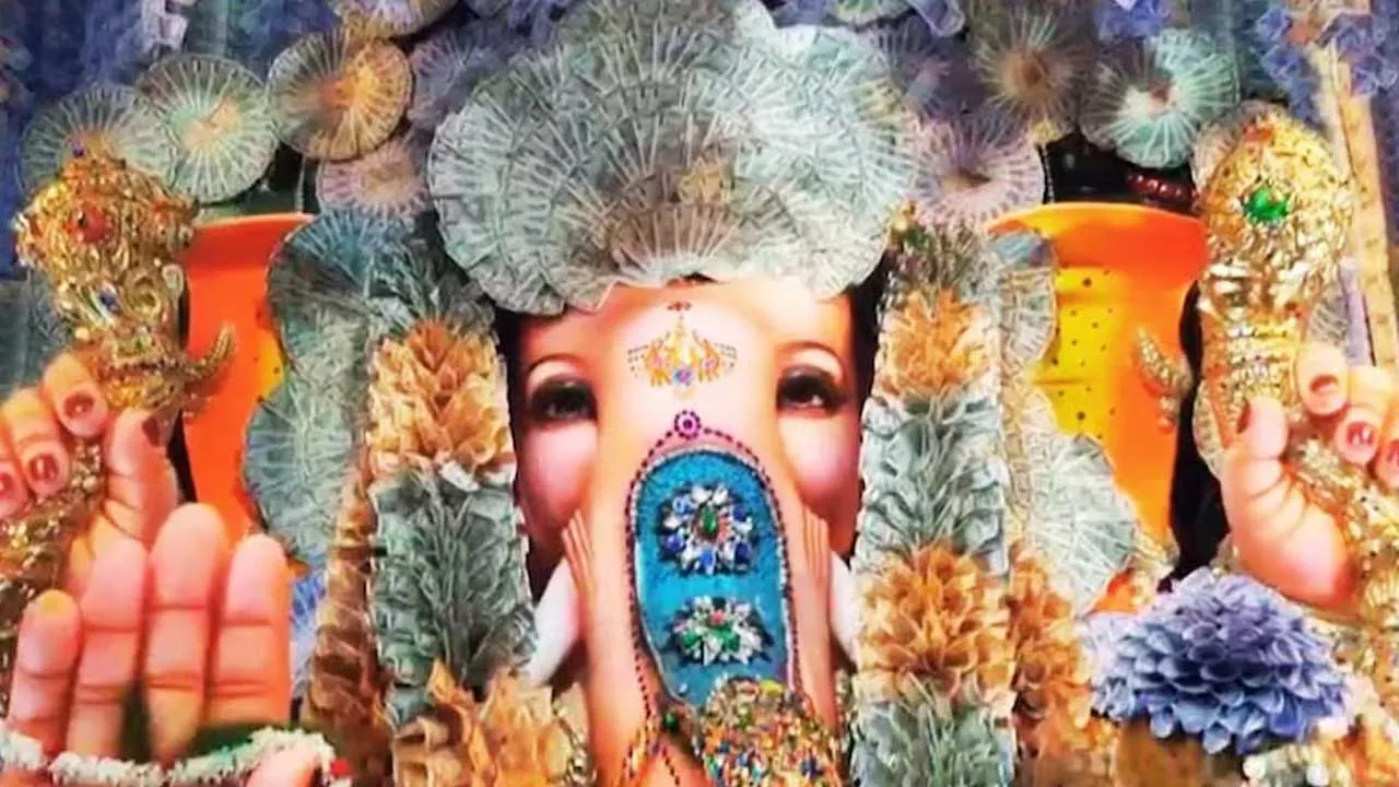 ગણપતિ બાપ્પાના મંડપને સજાવવા 3 કરોડની અસલી ચલણી નોટોનો ઉપયોગ કરાયો