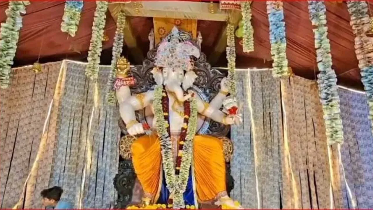 ₹25 લાખની નોટ, સાથે અમેરિકન ડોલર...સાવરકુંડલામાં ગણપતિ બાપ્પાના આ અનોખા સ્વરૂપને જોવા માટે લોકોની ભીડ ઉમટી પડી