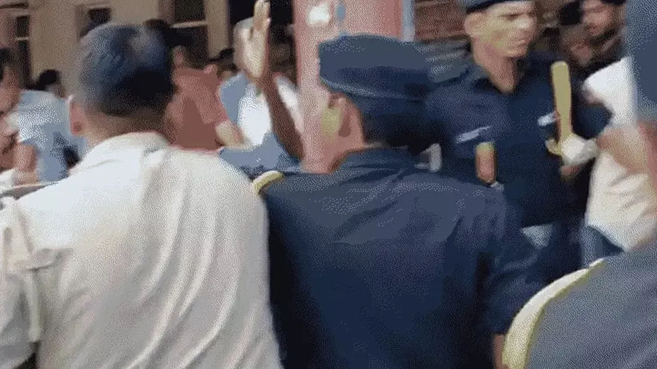 DDU-Students-Strike-Police2 