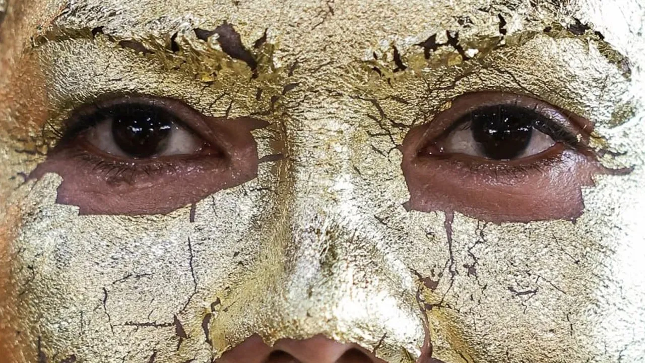 Thailands-Gold-Leaf-Face2 