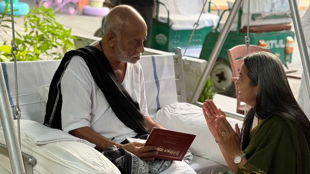નિમિષા પારેખ દ્વારા રચિત મેહંદીકૃત રામાયણ માટે મોરારી બાપુએ આપ્યા આશીર્વચન