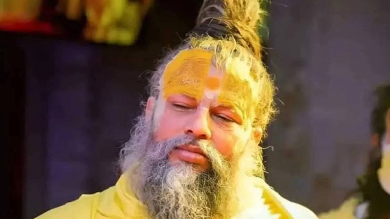 પ્રેમાનંદ મહારાજના આશ્રમમાં શિષ્યોના ફોન-સિમ કાર્ડ છીનવી લેવામાં આવે છે; તેમના પરિવાર સાથે કોઈ સંપર્ક નહીં!