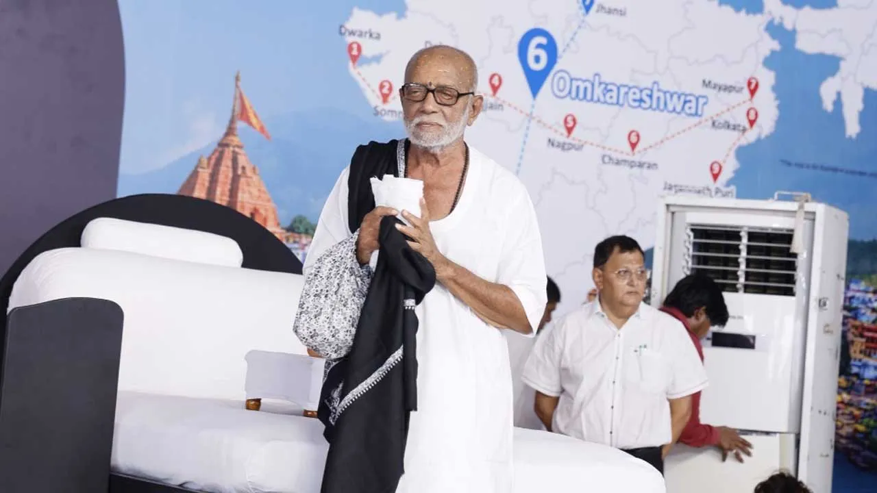 ૐ એ આધ્યાત્મિક સ્વસ્તિક છે, કલ્યાણકારી મંત્ર છે : મોરારિ બાપુ 