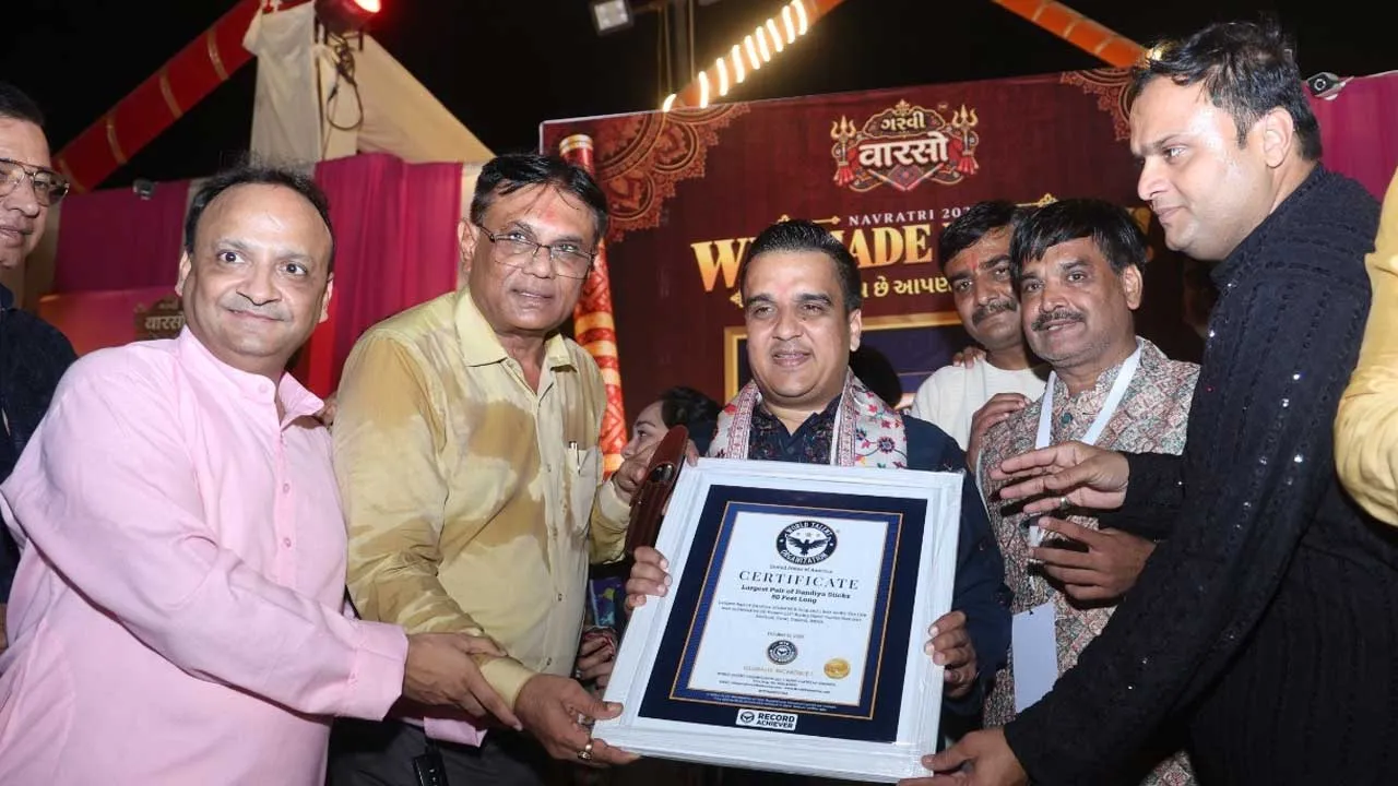 સુરતમાં વિશ્વના સૌથી ઊંચા દાંડિયાનું ડે. CM હર્ષ સંઘવીએ કર્યું અનાવરણ