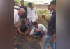 ઝાંસીમાં ગ્રામજનોએ રોડની નબળી ગુણવત્તાવાળા કામને બતાવવા માટે હાથથી ડામરને ઉખાડીને બતાવ્યો!