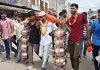 હિન્દુ-મુસ્લિમ મિત્રો સાથે લાવ્યા કાંવડ; 101 લીટર પાણીથી શિવલિંગ પર કર્યો અભિષેક