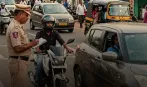 જબરી સિસ્ટમ છે... કારવાળાને હેલમેટ ન પહેરવાનું અને બાઇકવાળાને સીટબેલ્ટ ન લગાવવા માટે 7000 ચલણ જનરેટ થઈ ગયા