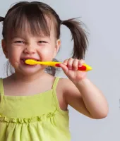 તમારા બાળકની સ્માઇલના બધા કરશે વખાણ જો તે આ રીતે કરશે બ્રશ