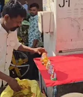 ડાકોરમાં ગોમતી ઘાટ પર મૂર્તિ વેચનાર ફેરિયાને ઈનકમ ટેક્સ વિભાગે 19.84 કરોડની નોટિસ ફટકારી