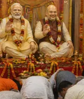 હવે ગુજરાતના ઘરોમાં PM અને HMની પૂજા થવા લાગે  તો નવાઇ નહીં!