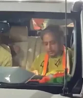 કોંગ્રેસ સાંસદ શશી થરૂરના કાફલા પર હુમલો, ગનમેનને બહાર નીકળવું પડ્યું