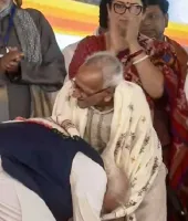 PM મોદી જેમને પગે લાગ્યા તે માખણલાલ સરકાર કોણ છે?