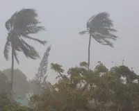   વાવાઝોડું ‘મોન્થા’ ખતરનાક બન્યું, આંધ્ર પ્રદેશના કાકીનાડા તટ પર લેન્ડફોલ શરૂ