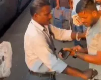 સ્ટેશન પર ખરીદેલા સમોસાનું UPI પેમેન્ટ ફેલ જતા વિક્રેતાએ મુસાફરને કોલર પકડી ટ્રેનમાંથી ઉતારી દીધો, મોંઘી ઘડિયાળ લઈ લીધી