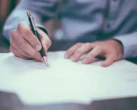 ફક્ત ટાર્ગેટ વધે છે, પગાર નહીં... કર્મચારીએ કાગળ પર લખીને રાજીનામુ આપી દીધું!, પ્રતિક્રિયા આવી કે, ભાઈ સાચું કહે છે