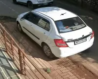 એક વ્યક્તિ કારમાં આવ્યો અને વકીલની ઓફિસ બહારથી અખબાર ચોરી ગયો! 