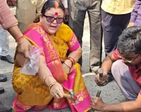 નબળી ગુણવત્તાથી ગુસ્સે થઈ મેયરે છીણી-હથોડીથી રસ્તો ખોદી નાખ્યો; અધિકારીને ફોન કરીને કહ્યું, 'લોકોએ મને ઘેરી લીધી છે'