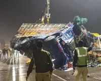 માનવતા નેવે મૂકાઈ... ટ્રકનો ડ્રાઇવર પીડાથી કણસતો રહ્યો પણ લોકો ટેન્કરમાંથી ડીઝલ લૂંટતા રહ્યા