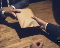 શું ગુજરાતમાં સરકારી અધિકારીઓ ભ્રષ્ટાચાર બાબતે સરકારને ગાંઠતા નથી?