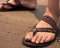 1700ની ચંપલ 1 મહિનામાં તૂટી ગઇ, ગ્રાહક ફોરમ પહોંચ્યો યુવક; શૉરૂમના મેનેજર વિરુદ્ધ બિનજામીનપાત્ર વોરન્ટ