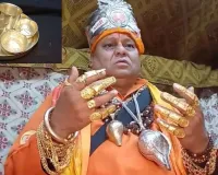 માઘ મેળામાં માથાથી લઈને પગ સુધી સોનાથી સજેલા ગોલ્ડન ગૂગલ બાબા બન્યા આકર્ષણનું કેન્દ્ર 