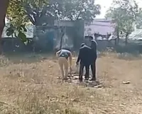 ‘શાળામાં નોનવેજ બની રહ્યું છે’, સાંભળતા જ ગ્રામજનો પહોંચી ગયા, શિક્ષક સસ્પેન્ડ, પછી આવ્યો નવો વળાંક આવ્યો