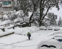 ક્યાંક ખુશ ચહેરા તો ક્યાંક વધી મુશ્કેલી... કાશ્મીર, હિમાચલ પ્રદેશ અને ઉત્તરાખંડમાં ભારે હિમવર્ષાના કારણે જનજીવન ખોરવાયું