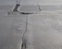 અમદાવાદના વધુ એક બ્રિજ પર તિરાડ અને ખાડા નજરે પડ્યા, વાહનચાલકોના જીવ જોખમમાં