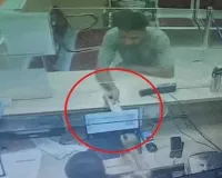 રાજકોટની બેંકમાંથી કેશિયરની નજર ચૂકવીને 90 હજારની ઉઠાંતરી કરનાર 2 ભેજાબાજ પકડાયા