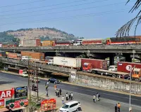 મુંબઈ એક્સપ્રેસ-વે પર એક ટેન્કરને કારણે હજારો ગાડી 24 કલાકથી અટકી ગઈ છે, રસ્તા પર ખાવાનું બનાવ્યું!