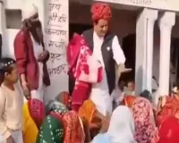 ‘આ લોકો PMને ગાળો આપે છે...’, ભાજપના પૂર્વ સાંસદે મહિલાનું નામ પુછ્યું અને તેને આપેલો ધાબળો પાછો લઈ લીધો