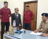 સુરતમાં 'સ્પેશિયલ 26' સ્ટાઈલથી નકલી IT દરોડો; સૂટબુટ, ટાઈ, કાળા ચશ્મા અને હાથમાં ફાઈલો પણ... 