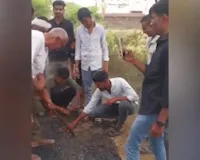 ઝાંસીમાં ગ્રામજનોએ રોડની નબળી ગુણવત્તાવાળા કામને બતાવવા માટે હાથથી ડામરને ઉખાડીને બતાવ્યો!