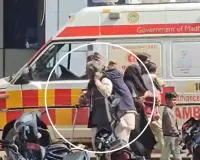 સ્ટ્રેચર ગાયબ, લિફ્ટ ખરાબ; દીકરો ‘15 વોર્ડ બોય’વાળી હોસ્પિટલમાં બીમાર પિતાને ખભા પર લઈ ભટકતો રહ્યો