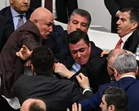 તુર્કીના સંસદ ભવનમાં વિપક્ષી સાંસદોએ ન્યાય મંત્રીને ઘેરીને ધૂલાઈ કરી