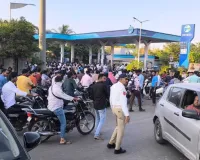 ગુજરાતમાં ઈંધણ સંકટની અફવા: અમદાવાદ-સુરતમાં પેટ્રોલ પંપો પર લાંબી લાઈનો લાગી, સરકાર જણાવી હકીકત