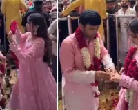 બાંકે બિહારી મંદિરમાં યુગલે કરી સગાઈ, વીડિયો વાયરલ થતા મચ્યો હોબાળો