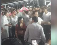 સુરતમાં ટેક્સટાઇલ માર્કેટમાં ફાગોત્સવ કાર્યક્રમ વિવાદમાં, મહિલા પાસે ‘તું ચીઝ બડી હૈ મસ્ત’ પર ડાન્સ કરાવાયો