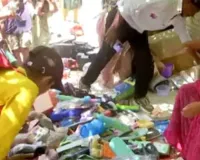 પાથરણું પાથરી રસ્તા પર રમકડા વેચતા દેવીપુજક સમાજના આશાબેનને કોંગ્રેસે અમદાવાદના શાહપુર વોર્ડમાં ટિકિટ આપી