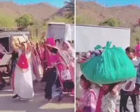 ખભા પર વર, માથા પર કરિયાવર... કાર કે બસ વિના નીકળી જાન, અનોખા લગ્ન થયા વાયરલ