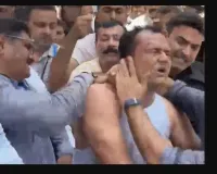 મોહમ્મદ અઝીઝે 12 વર્ષીય પાટીદાર દીકરીને છેડી, હજારોનું ટોળું પોલીસ સ્ટેશન પહોંચ્યું, લોકોનો રોષ જોતા પોલીસે વરઘોડો કાઢીને રસ્તા પર જ લાફા ઝીંક્યા