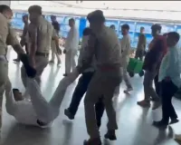 RPF જવાનો રેલ્વે સ્ટેશન પર ડેપ્યુટી સ્ટેશન સુપરિન્ટેન્ડેન્ટને ઘસડીને લઈ ગયા પછી થયું એક્શન