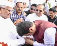 અન્ના હજારે ભૂખ હડતાળ બેસે એ પહેલા જ RTI અંગેના નવા નિયમો CM ફડણવીસે પાછા ખેંચ્યા